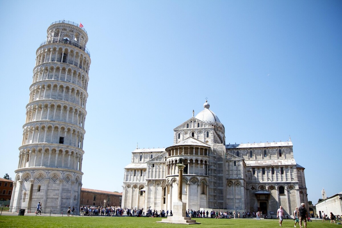 découvrez les monuments historiques les plus emblématiques, témoins du riche patrimoine culturel et architectural à travers les époques.