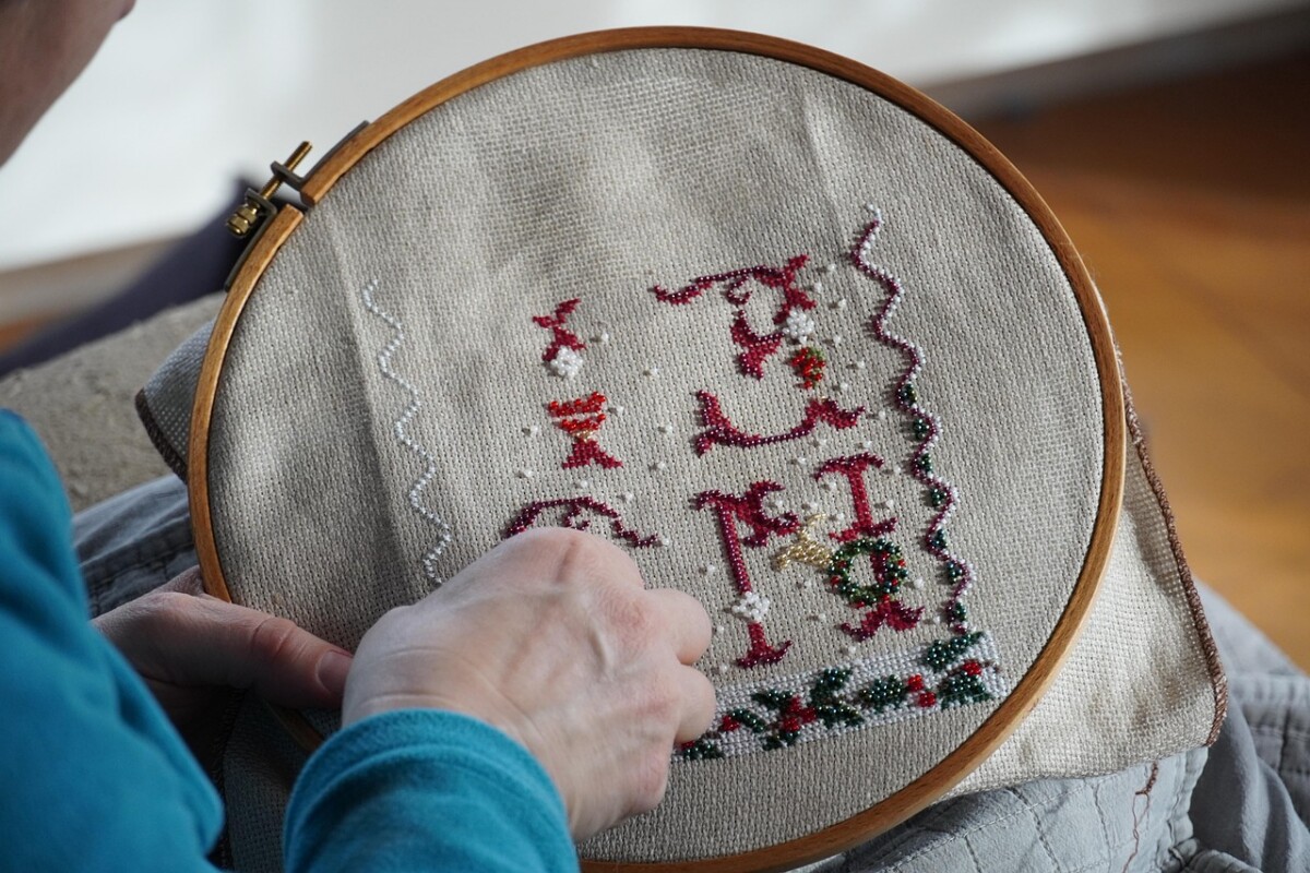 découvrez l'art de la broderie, une technique raffinée pour embellir textiles et vêtements avec des motifs uniques et personnalisés.