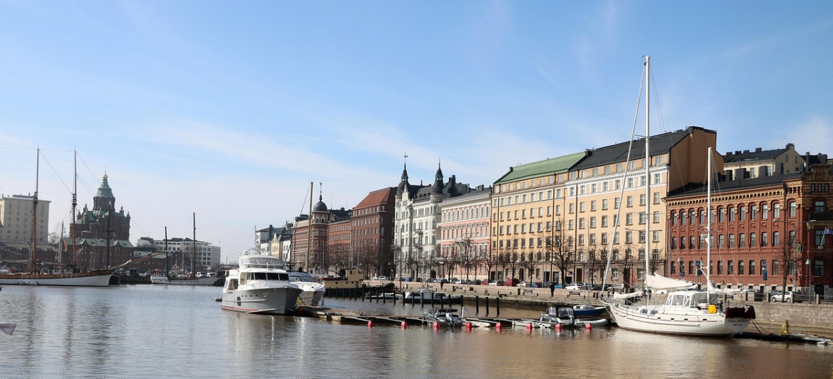 découvrez helsinki, la capitale dynamique de la finlande, qui allie modernité et tradition. explorez ses magnifiques paysages, son architecture emblématique, ainsi que sa riche culture et ses délicieux plats locaux. un voyage inoubliable vous attend dans cette ville nordique fascinante.