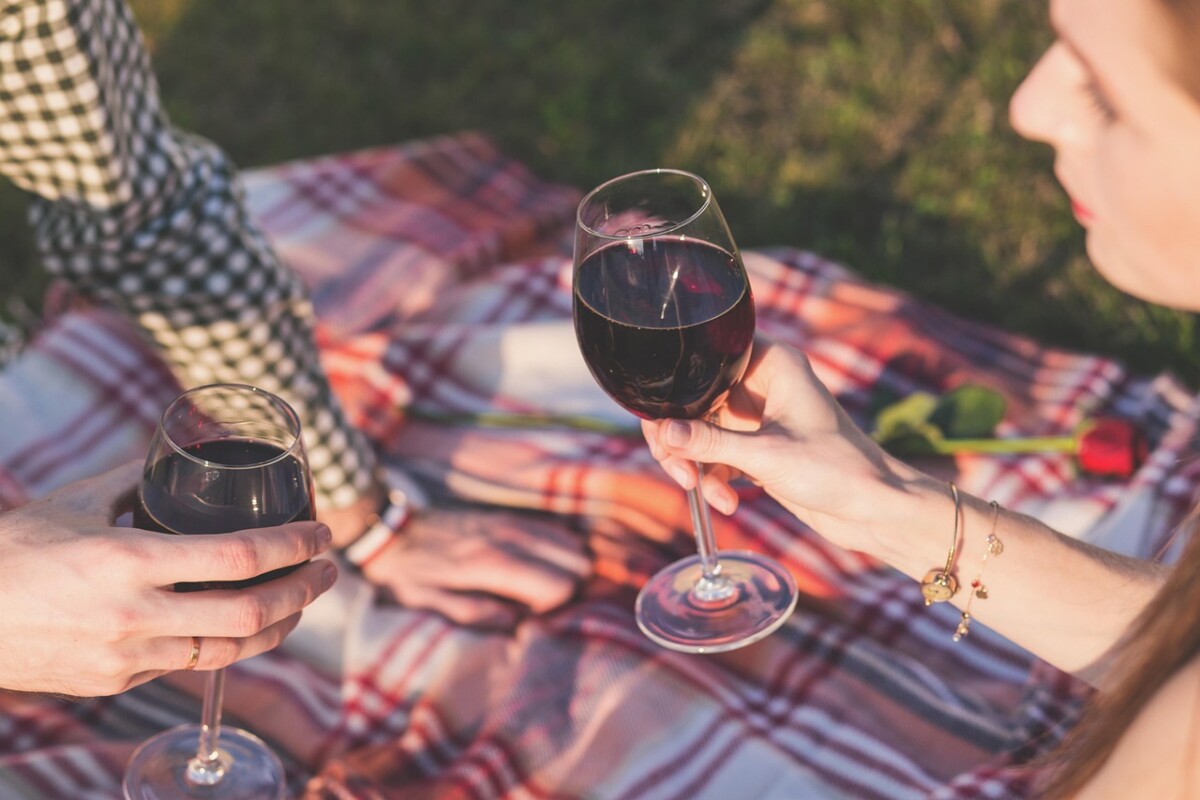 découvrez l'alliance parfaite entre dégustation de vins raffinés et aventures de ski inoubliables pour des vacances uniques.