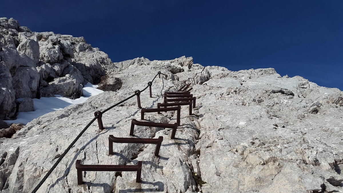 découvrez l'aventure et l'adrénaline avec la via ferrata, une activité sportive alliant escalade et randonnée sécurisée sur des parois équipées.