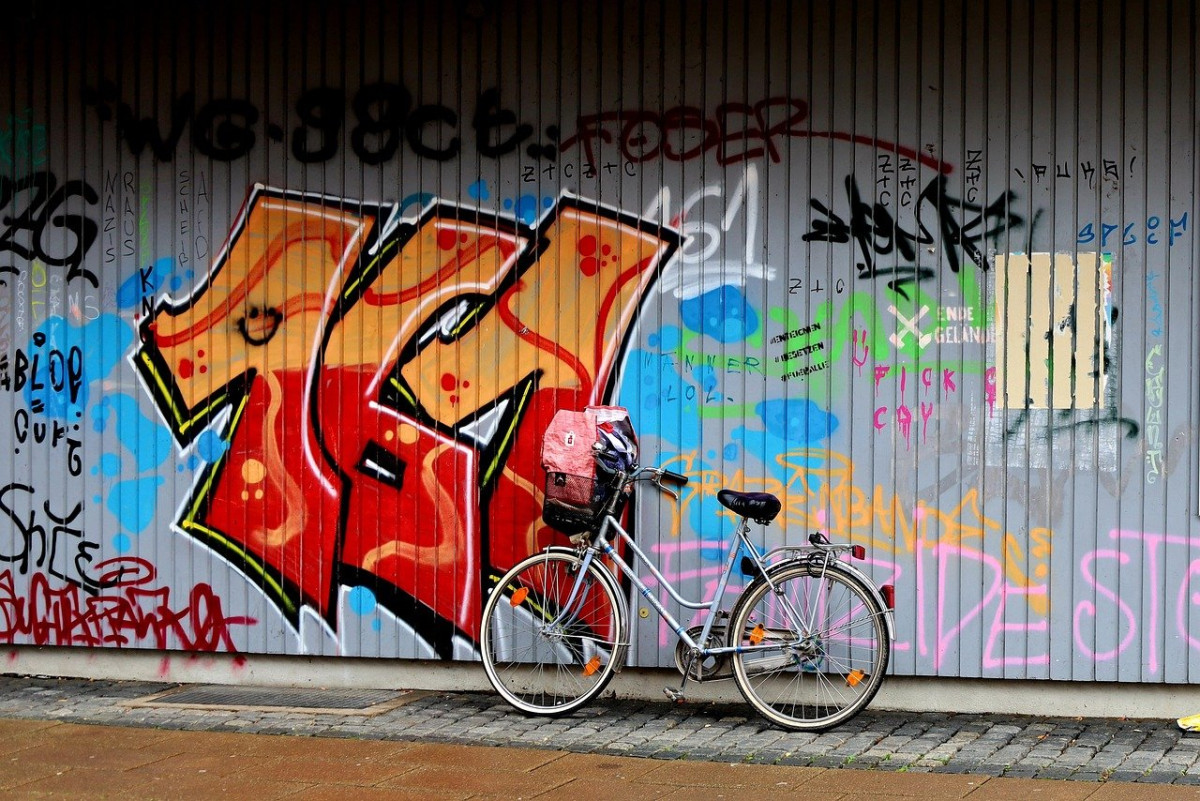 découvrez l'univers fascinant du street art, une forme d'expression artistique audacieuse qui égaie les murs des villes. plongez dans les œuvres de talentueux artistes urbains et explorez les messages puissants qu'ils véhiculent à travers leurs créations éphémères.
