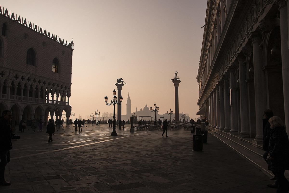 découvrez la magie de venise, la ville des canaux. flânez à travers ses ruelles pittoresques, admirez les gondoles sur le grand canal et perdez-vous dans l'histoire fascinante de ses palais. une destination incontournable pour les amateurs de culture et de romantisme.