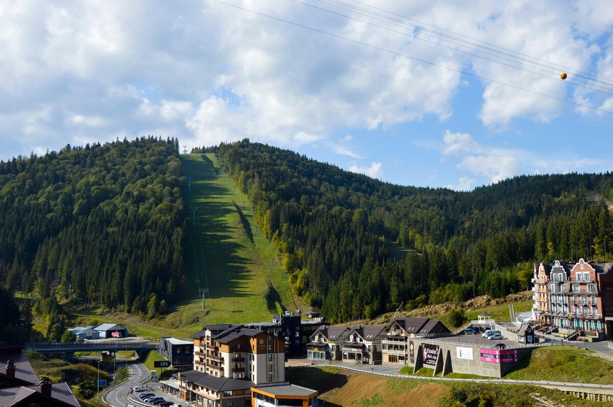 découvrez bukovel, la plus grande station de ski d'ukraine, offrant des pistes de qualité, des activités pour toute la famille et un cadre naturel exceptionnel.