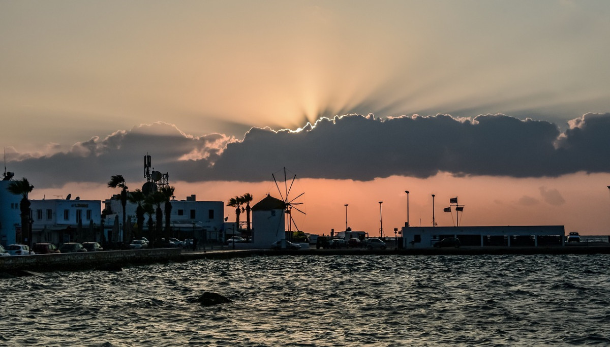 découvrez paros, une île grecque des cyclades réputée pour ses plages paradisiaques, ses villages traditionnels et son ambiance authentique, idéale pour des vacances inoubliables en méditerranée.