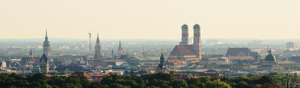 découvrez munich, la vibrante capitale de la bavière, alliant histoire riche, culture dynamique et gastronomie savoureuse. explorez ses célèbres bâtiments, ses musées fascinants et ses traditions festives comme l'oktoberfest, tout en savourant une authentique bière allemande dans l'un de ses charmants biergartens.