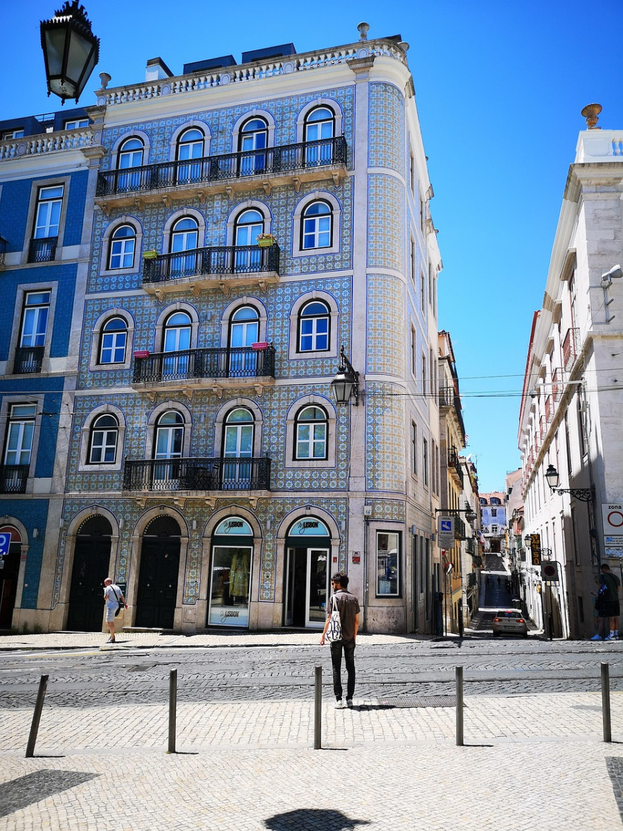 découvrez le portugal, un pays enchanteur aux paysages variés, riche en histoire et en culture. explorez ses magnifiques plages, ses villes historiques comme lisbonne et porto, et savourez une cuisine délicieuse. plongez dans l'hospitalité chaleureuse des portugais et vivez une expérience inoubliable au cœur de l'europe.