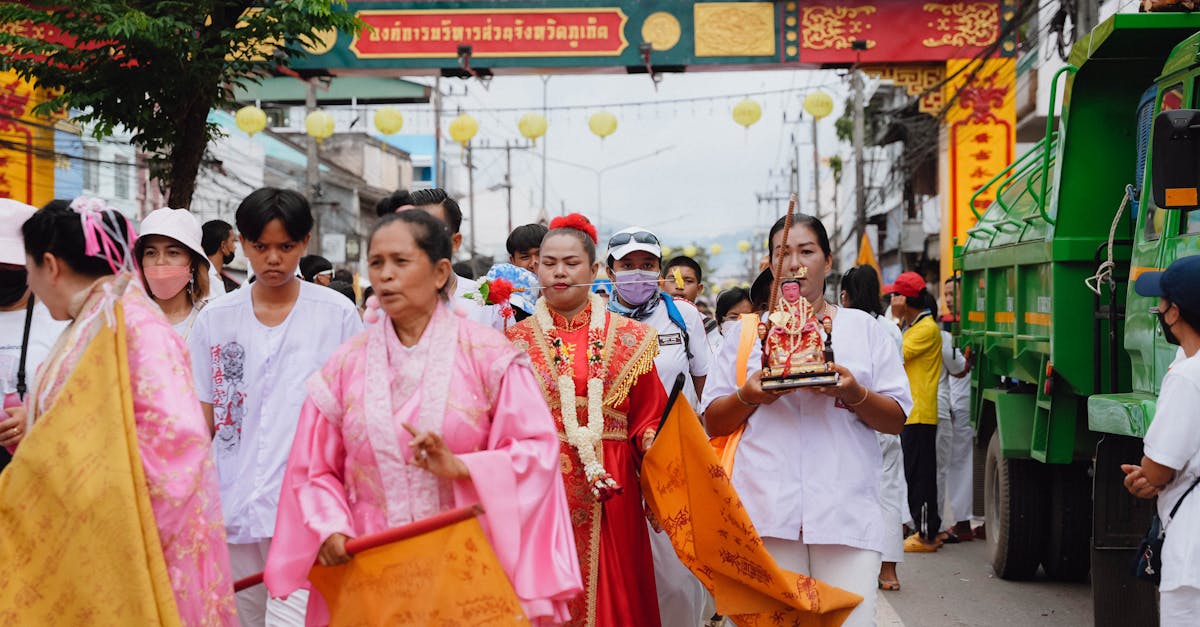 découvrez les coutumes locales fascinantes qui façonnent les traditions et la culture de différentes régions. plongez dans l'univers des rites, des célébrations et des pratiques uniques qui enrichissent l'expérience de voyage et d'interaction avec les communautés locales.