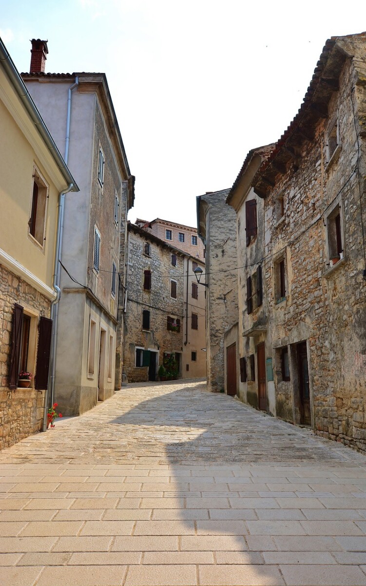 découvrez istria, une région pittoresque riche en histoire, cultures variées et paysages magnifiques entre mer et montagnes.