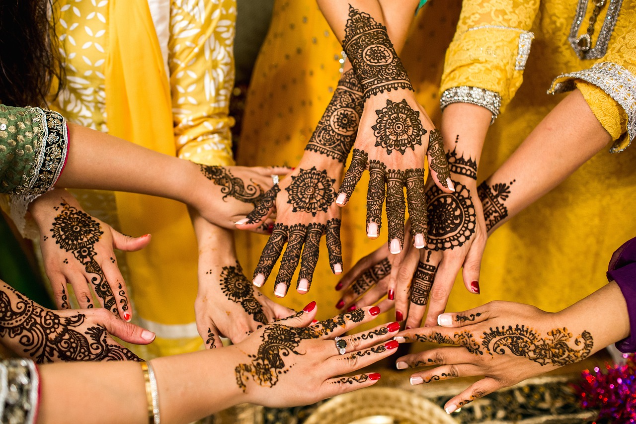découvrez les traditions fascinantes qui enrichissent notre patrimoine culturel et spirituel. explorez la diversité des coutumes, rituels et fêtes à travers le monde, et admirez la manière dont elles renforcent les liens sociaux et préservent l'identité des communautés.
