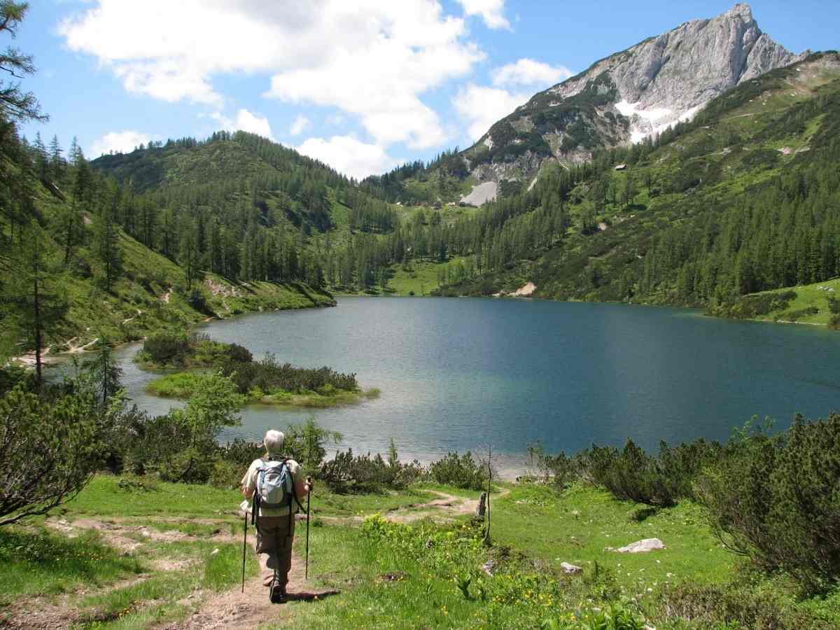 Voyage actif : où randonner pour découvrir la nature et les traditions locales ?
