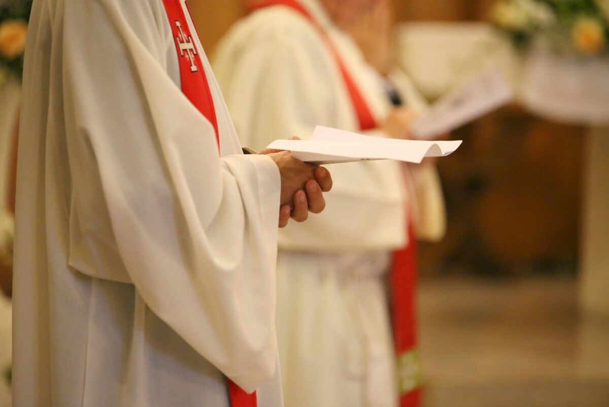 Du vêtement au dalmatique – Guide des vêtements liturgiques.